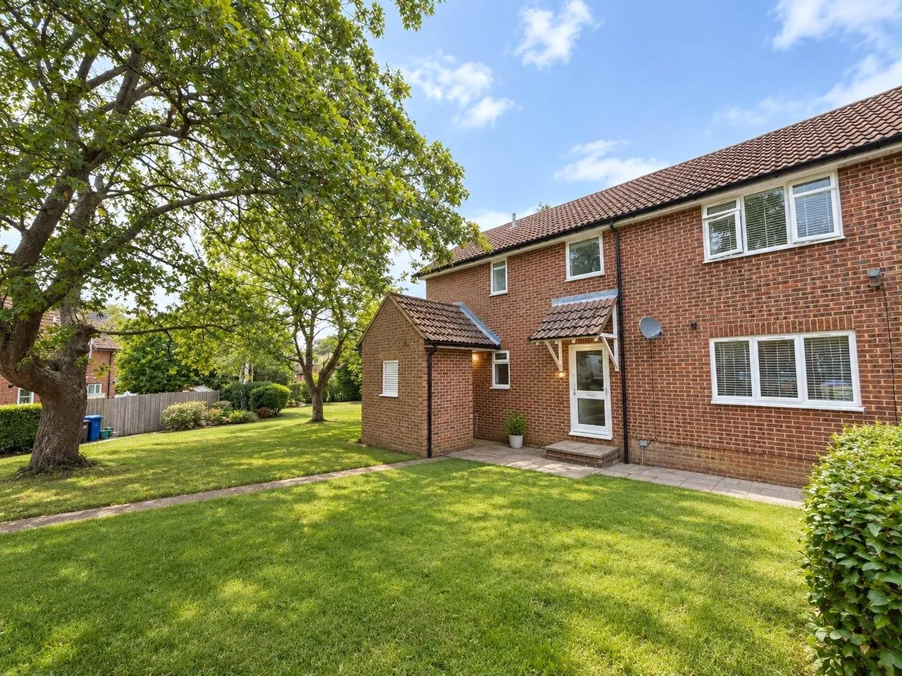 flat to rent — Hawkwell, Church Crookham, Fleet, Hampshire, GU52 8XF