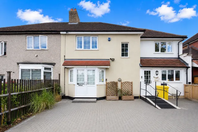 3 bed house to rent — Squirrels Heath Road, Romford, RM3 0LU