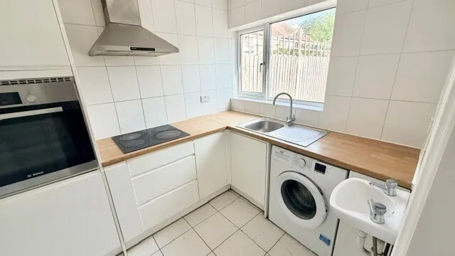 Squirrels Heath Road, Romford, RM3 0LU, photo 5