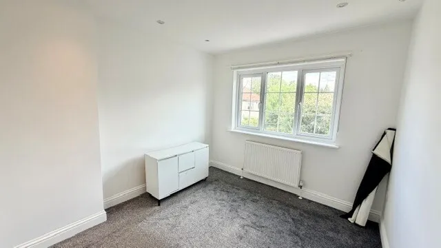 Squirrels Heath Road, Romford, RM3 0LU, photo 9