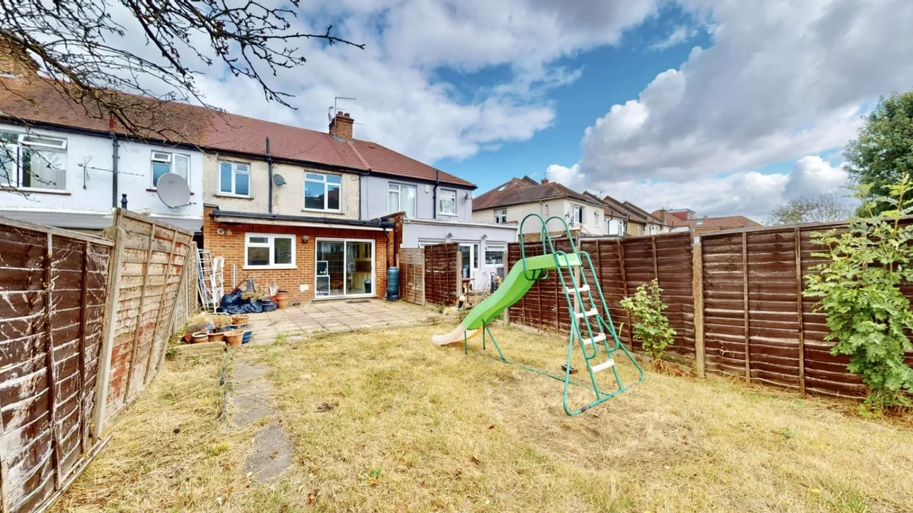 Kings Avenue, Greenford, UB6, photo 2