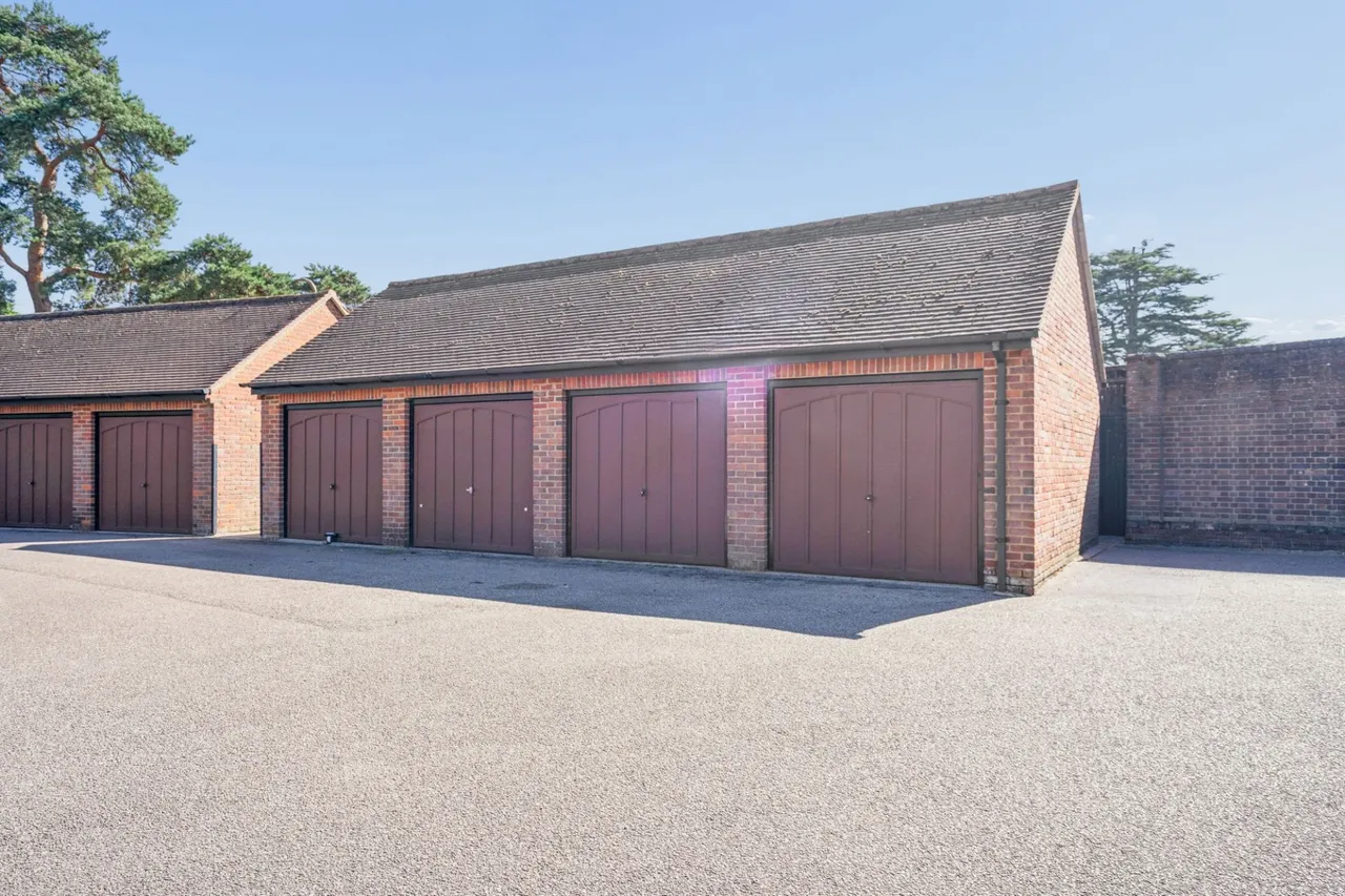 Warwick Road, HP9, photo 16