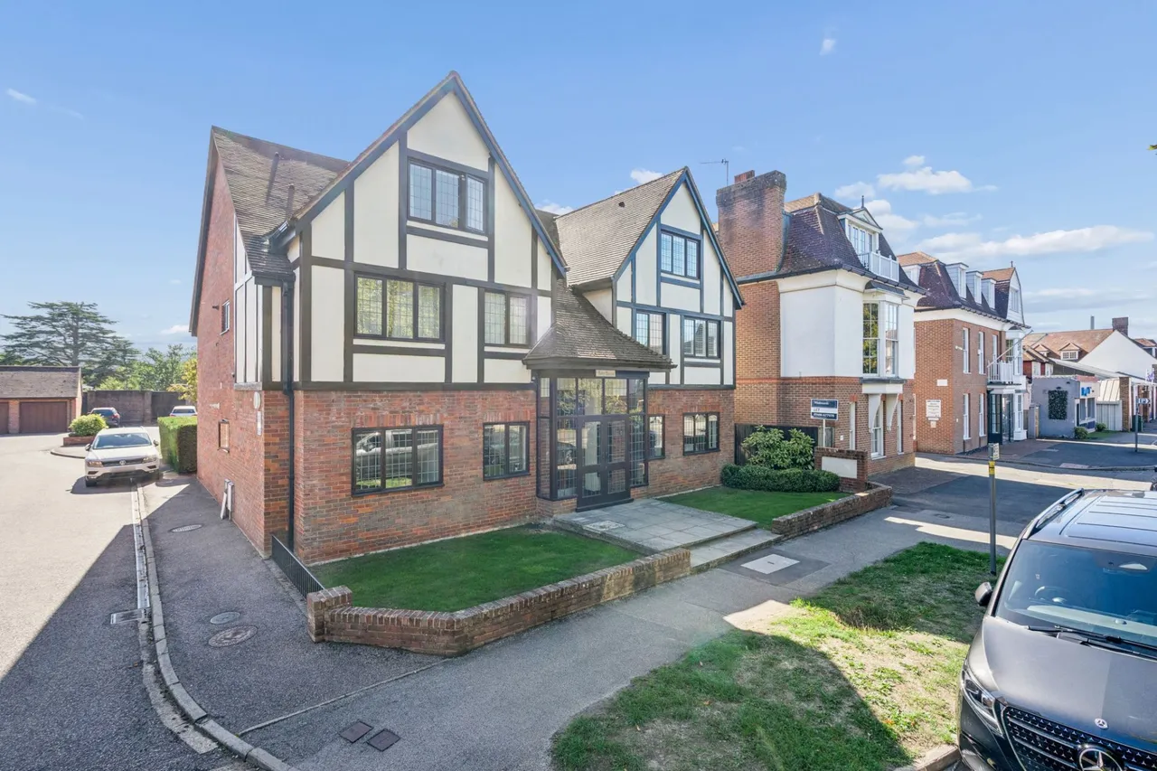 2 bed flat for sale, Warwick Road, HP9