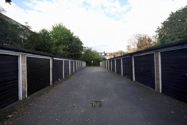 Queenswood Gardens, London, E11, photo 4