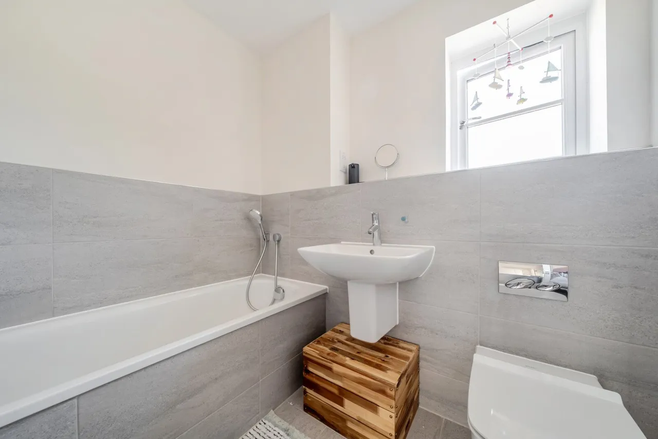 Holt Close, Ottershaw, KT16, photo 10