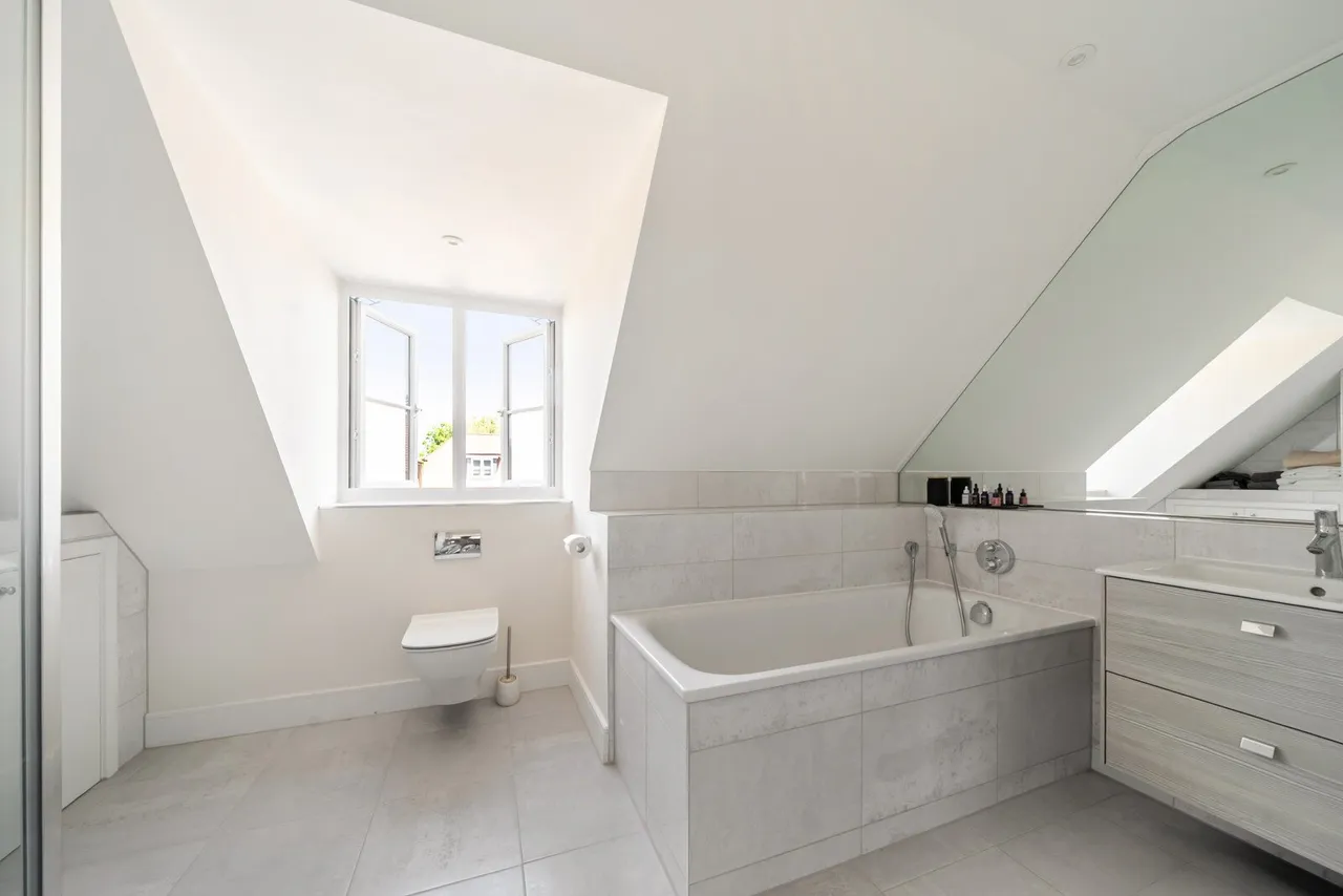 Holt Close, Ottershaw, KT16, photo 5