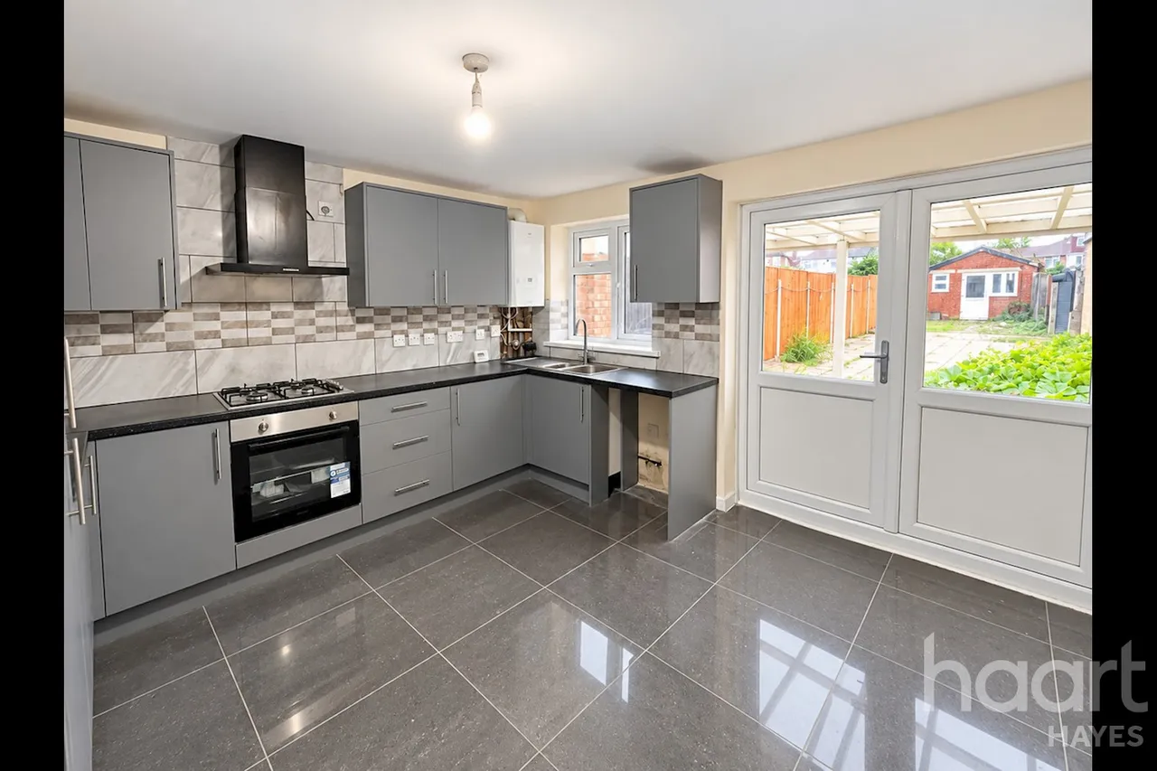 2 bed house to rent, Lansbury Drive, UB4