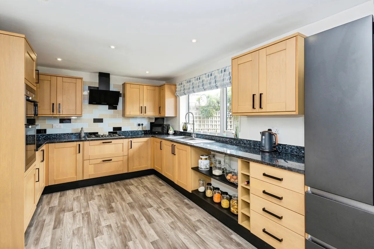 Eastoke Avenue, Hayling Island, PO11, photo 4