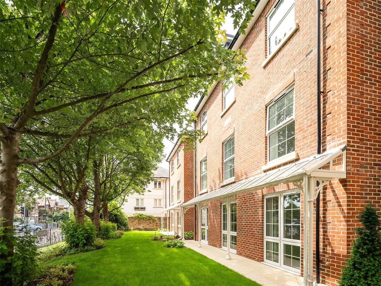 2 bed flat for sale, Queen Elizabeth Avenue, Lymington, SO41