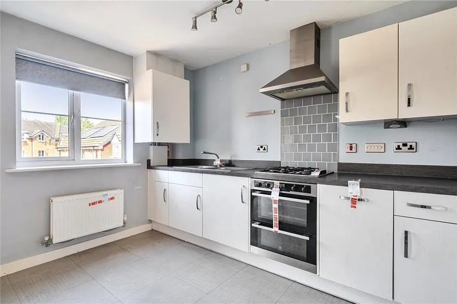 Winter Close, Epsom, KT17, photo 17