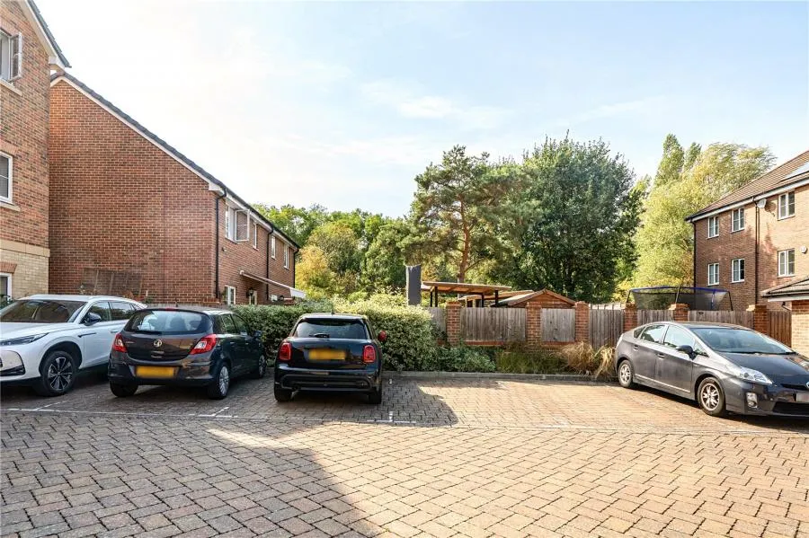 Winter Close, Epsom, KT17, photo 4