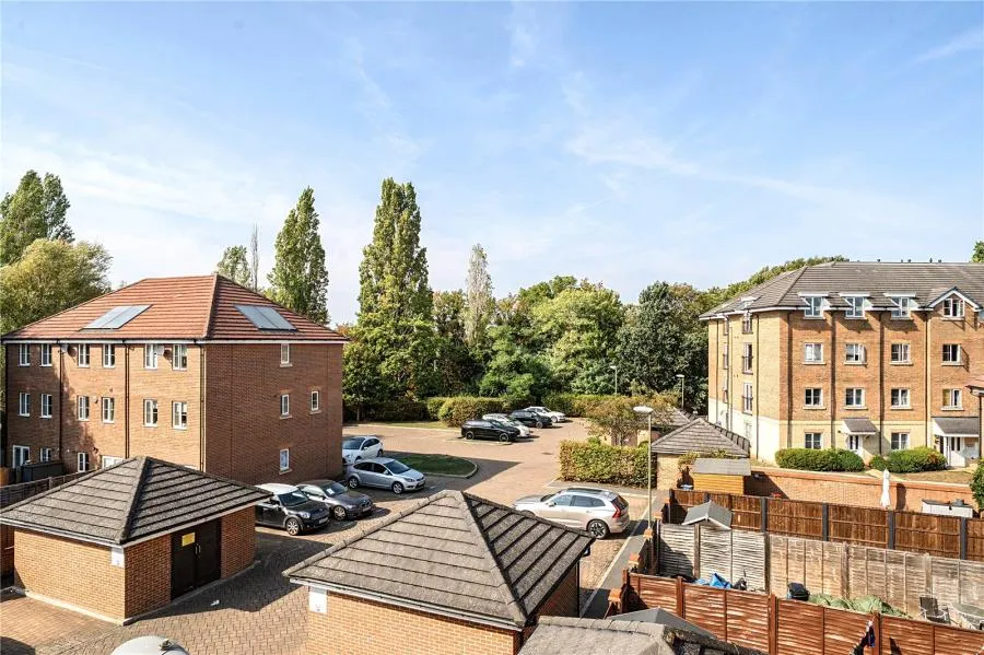 Winter Close, Epsom, KT17, photo 8
