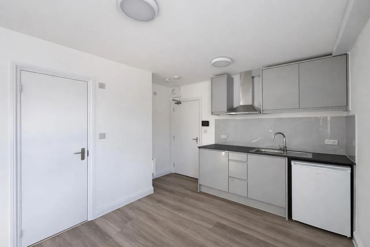 flat to rent — Stag Lane, Edgware
