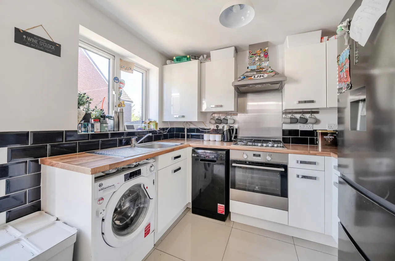 Bello Abbey Way, Alton, GU34, photo 2