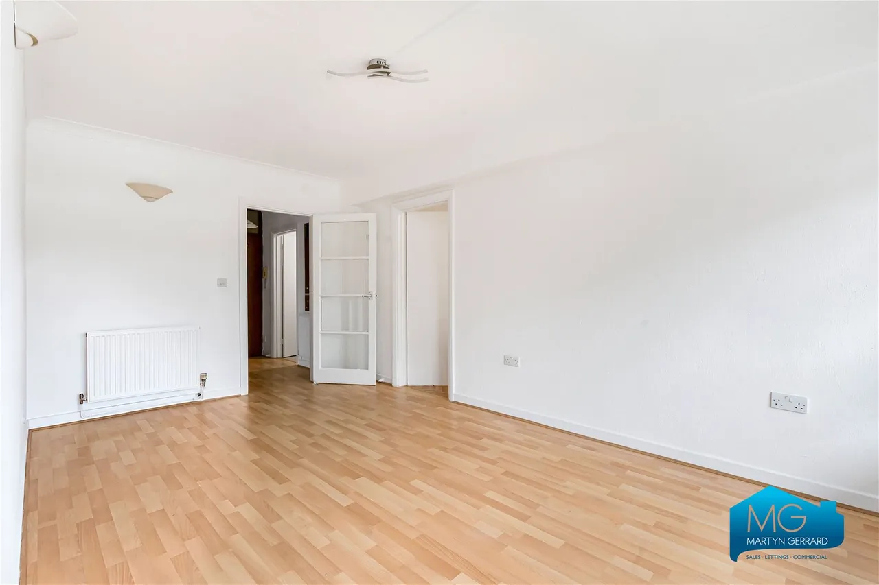High Road, London, N12, photo 4