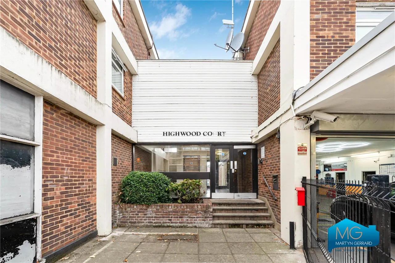 High Road, London, N12, photo 9
