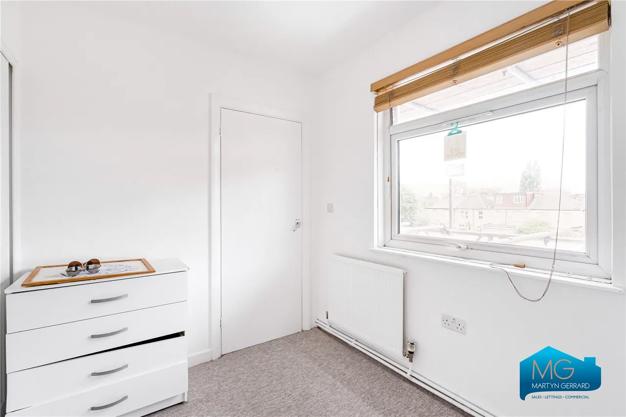 High Road, London, N12, photo 6