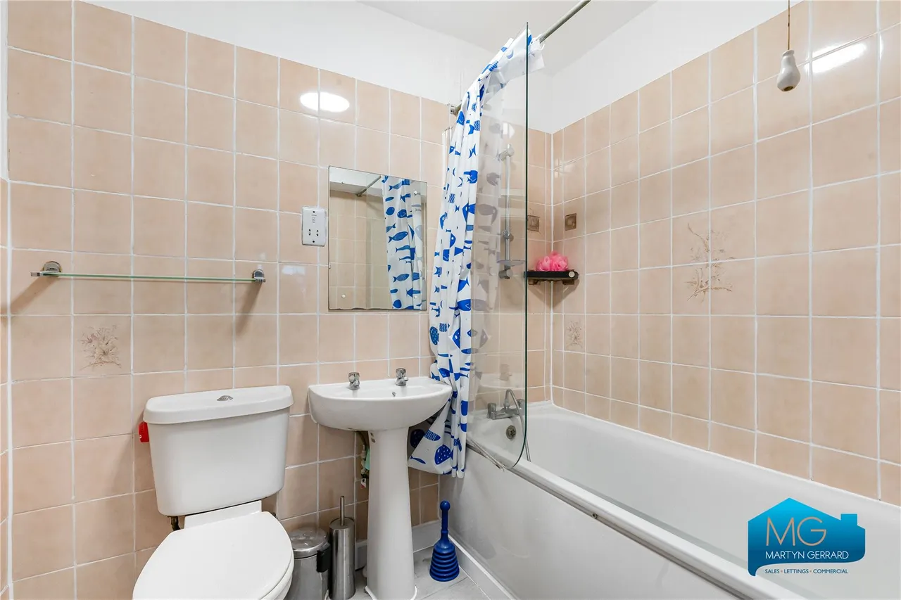 High Road, London, N12, photo 8