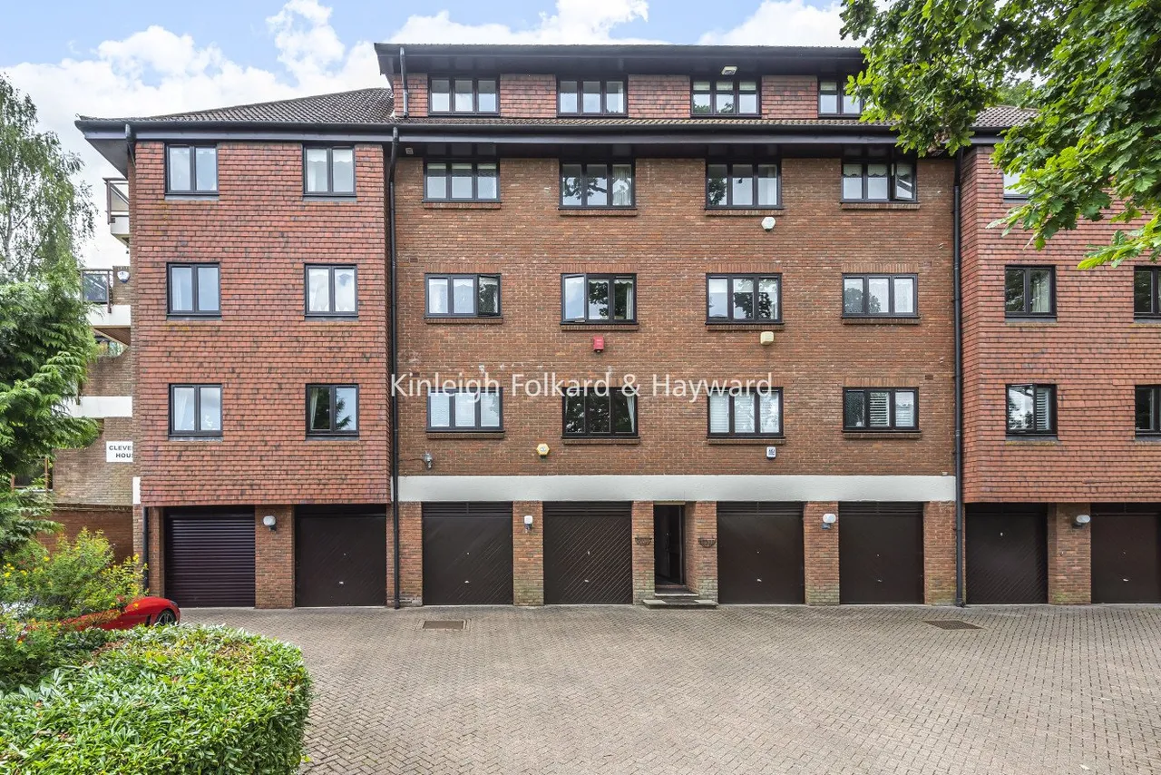 3 bed flat to rent, Holmbury Park, Bromley, BR1