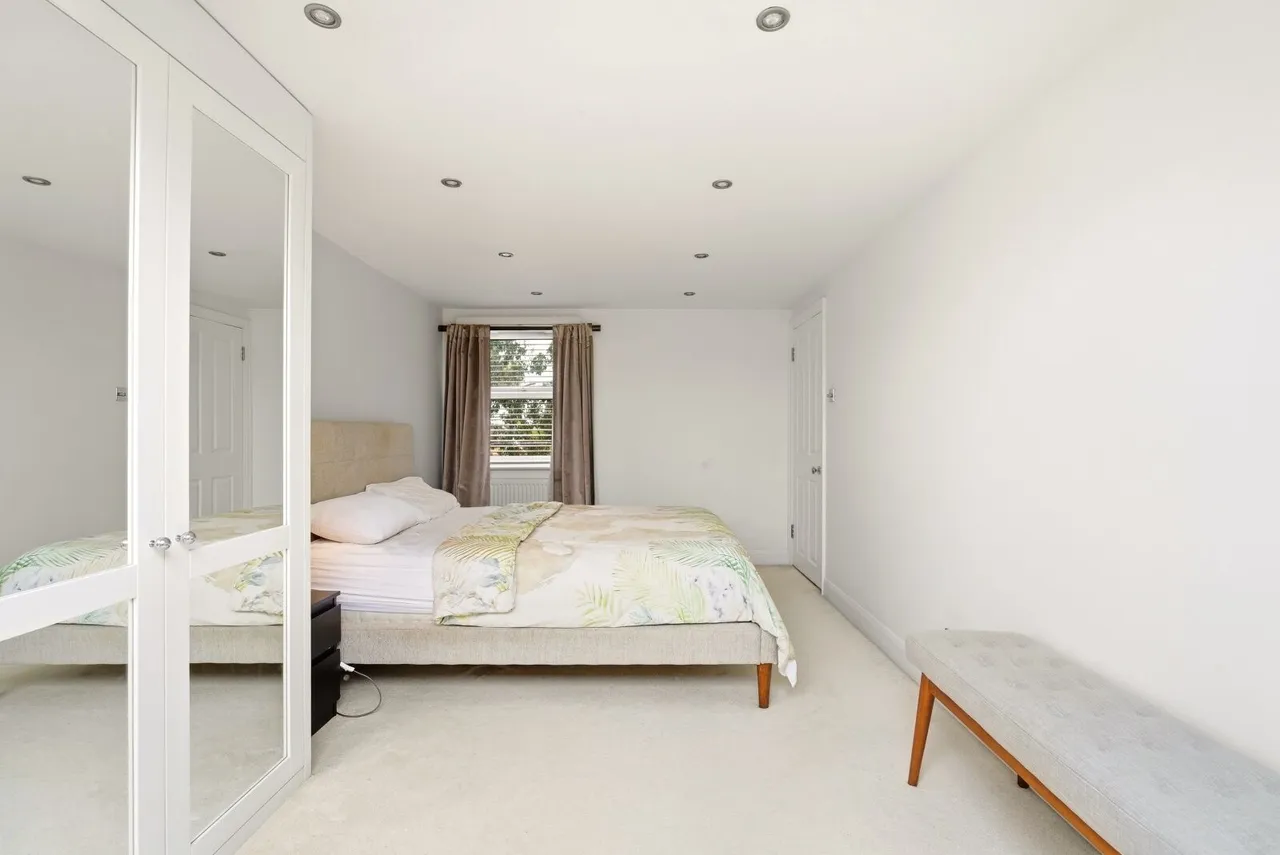 High Street, London Colney, AL2, photo 9