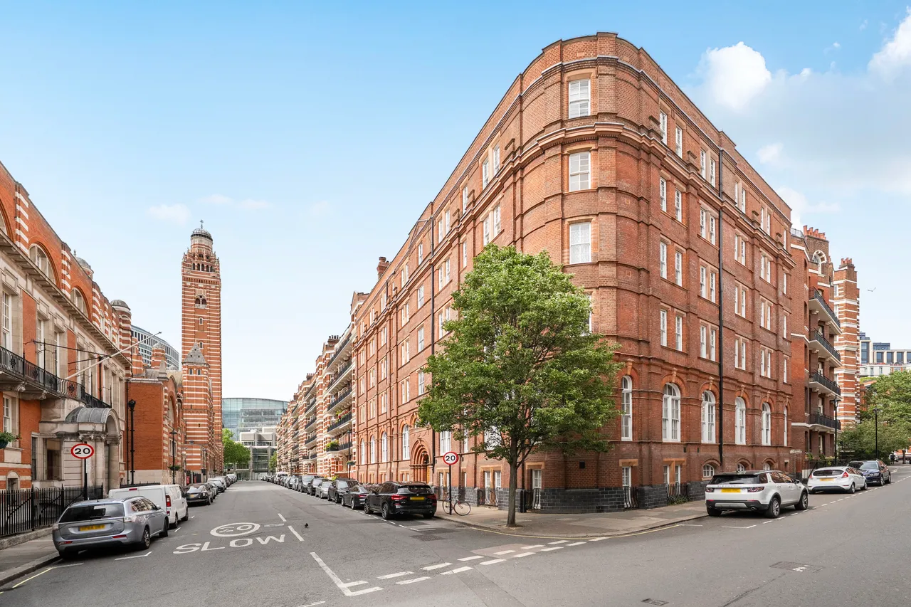 1 bed flat for sale — Flat 7, 1 Ambrosden Avenue, London