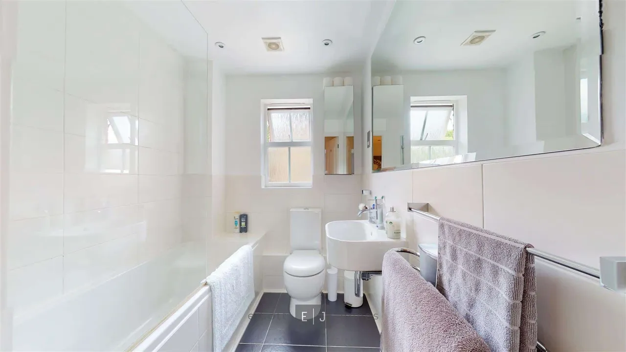 Karina Close, Chigwell, photo 7