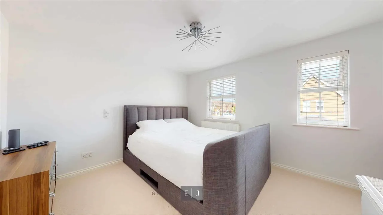 Karina Close, Chigwell, photo 9