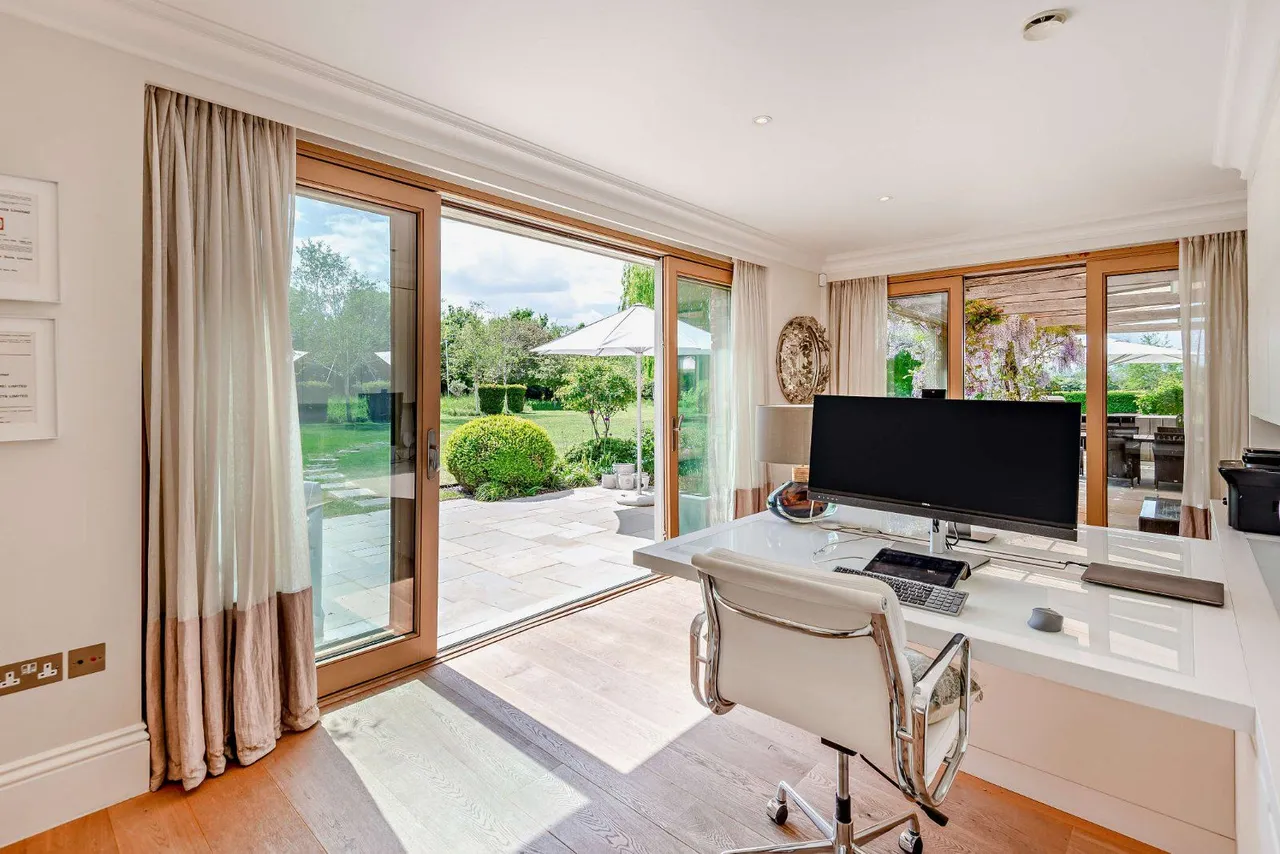 Winkfield Lane, Winkfield, Windsor, Berkshire, SL4 4QU, photo 12