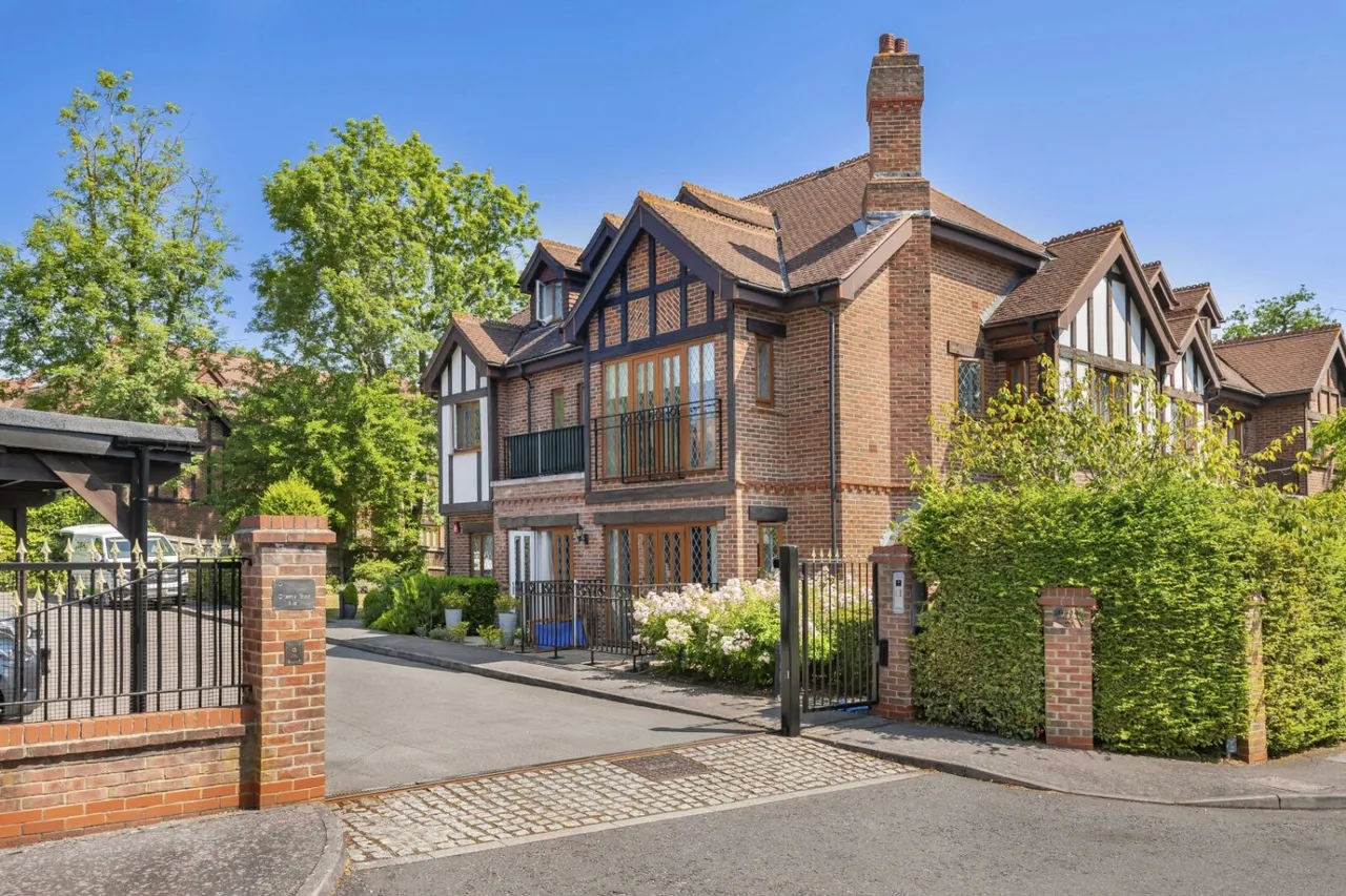 2 bed flat for sale, Cherry Tree Way, Stanmore, HA7