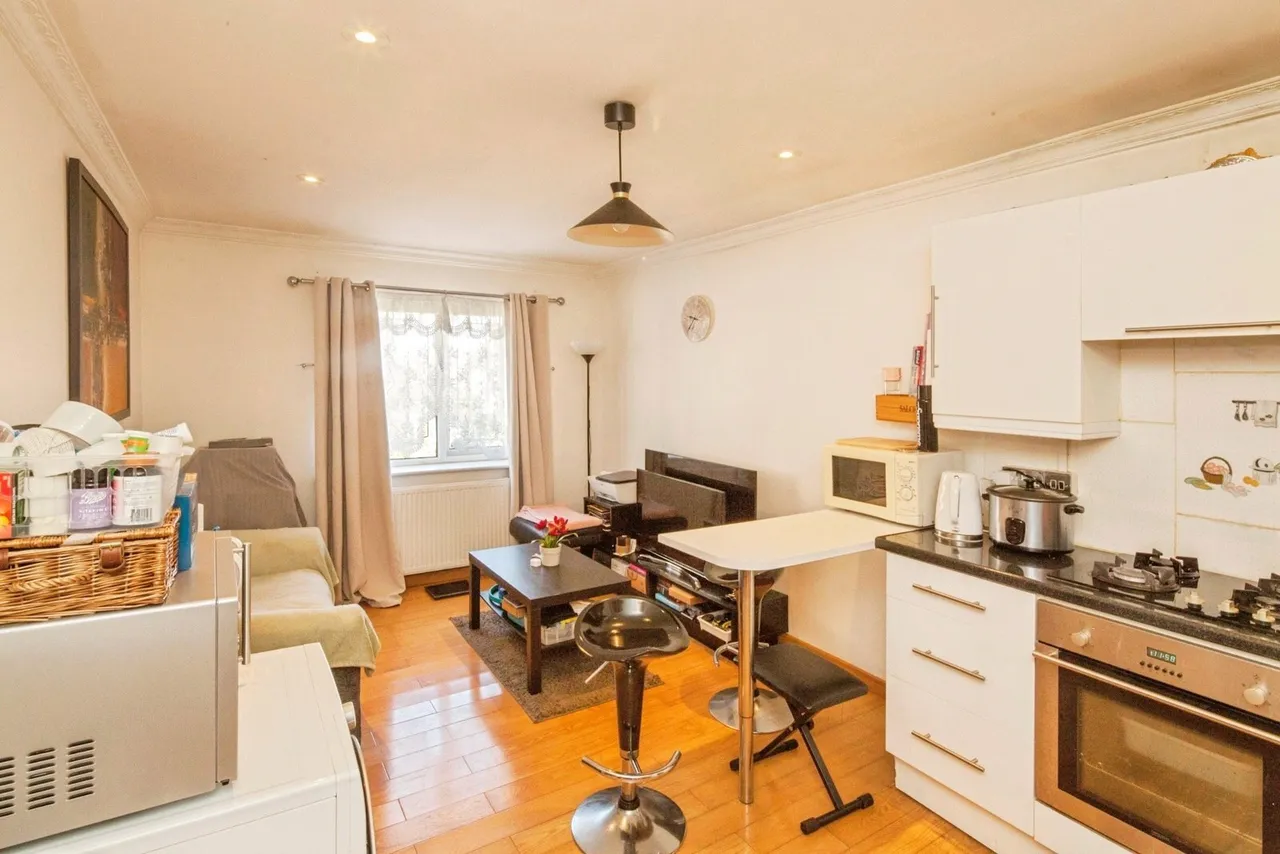 Batten Street, London, SW11, photo 3