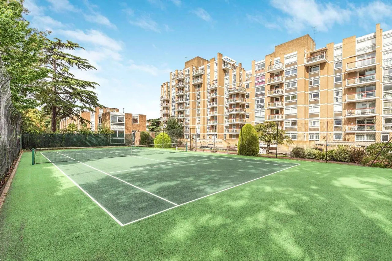2 bed flat for sale — Thamespoint, Fairways, Teddington, TW11 9PP