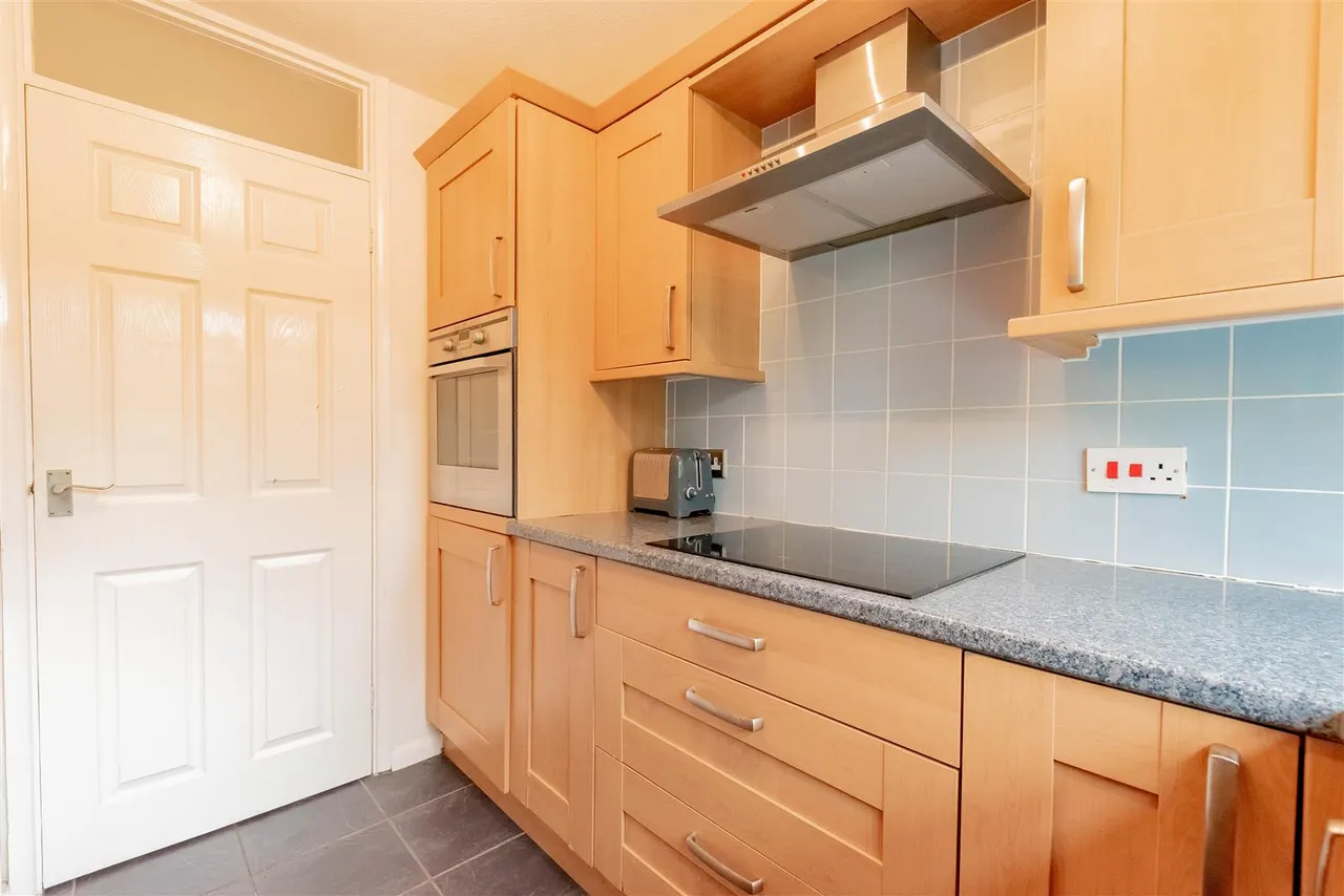 Upper Gordon Road, Camberley, photo 10