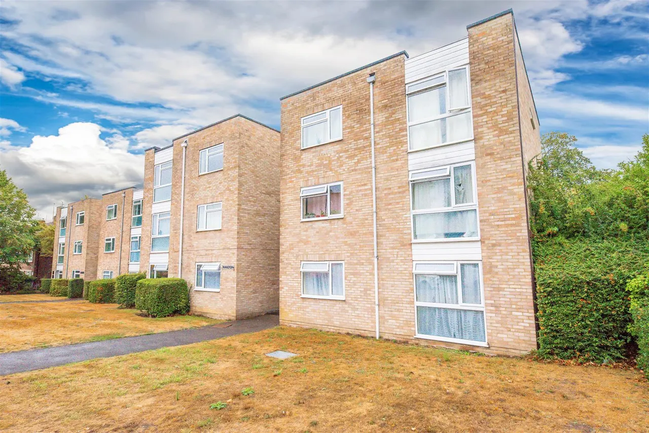 2 bed flat for sale, Upper Gordon Road, Camberley