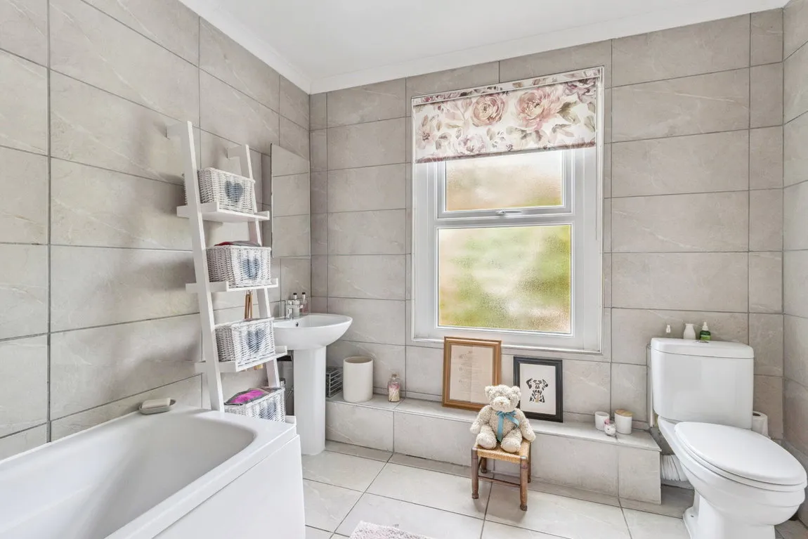 High Street, Northwood, HA6, photo 8
