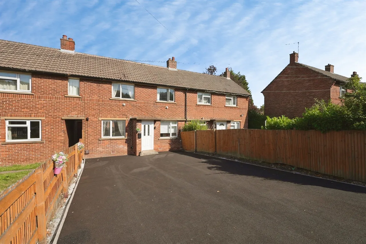 3 bed house for sale — Royds Close, New Mill, Holmfirth