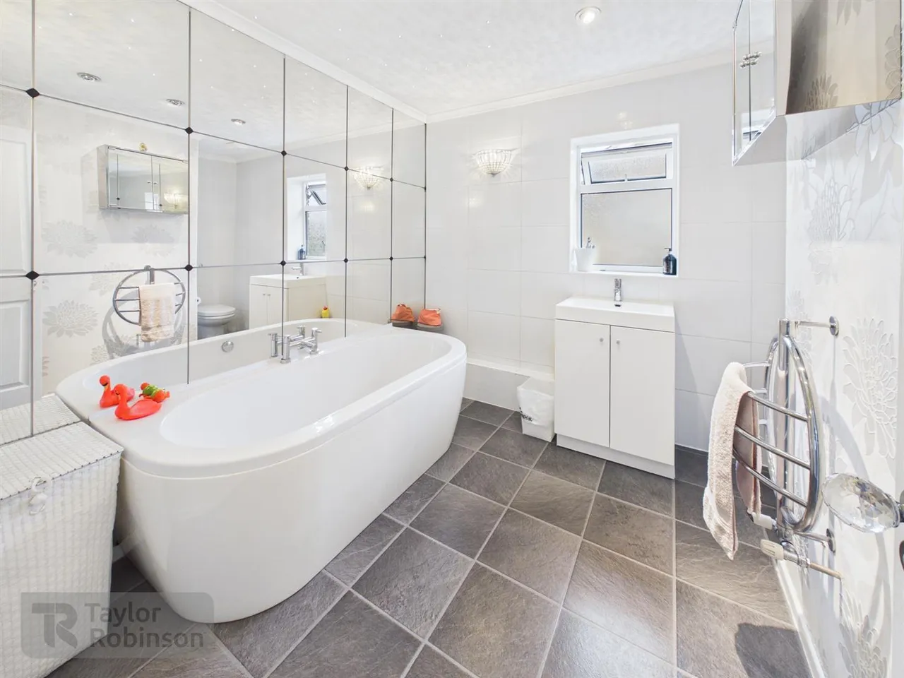 Grattons Drive, Pound Hill, RH10, photo 6
