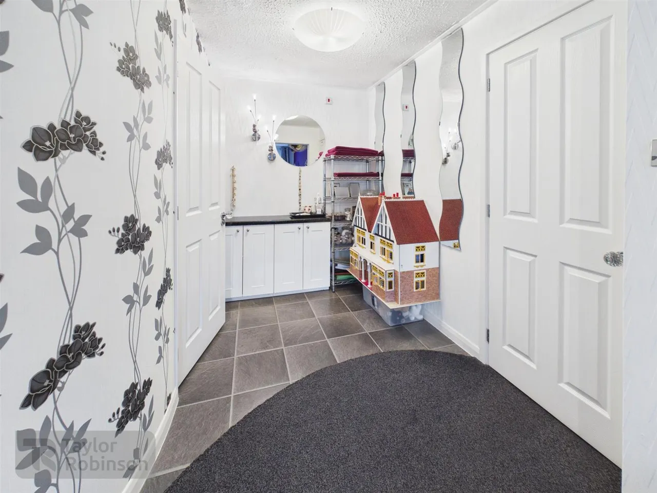 Grattons Drive, Pound Hill, RH10, photo 13