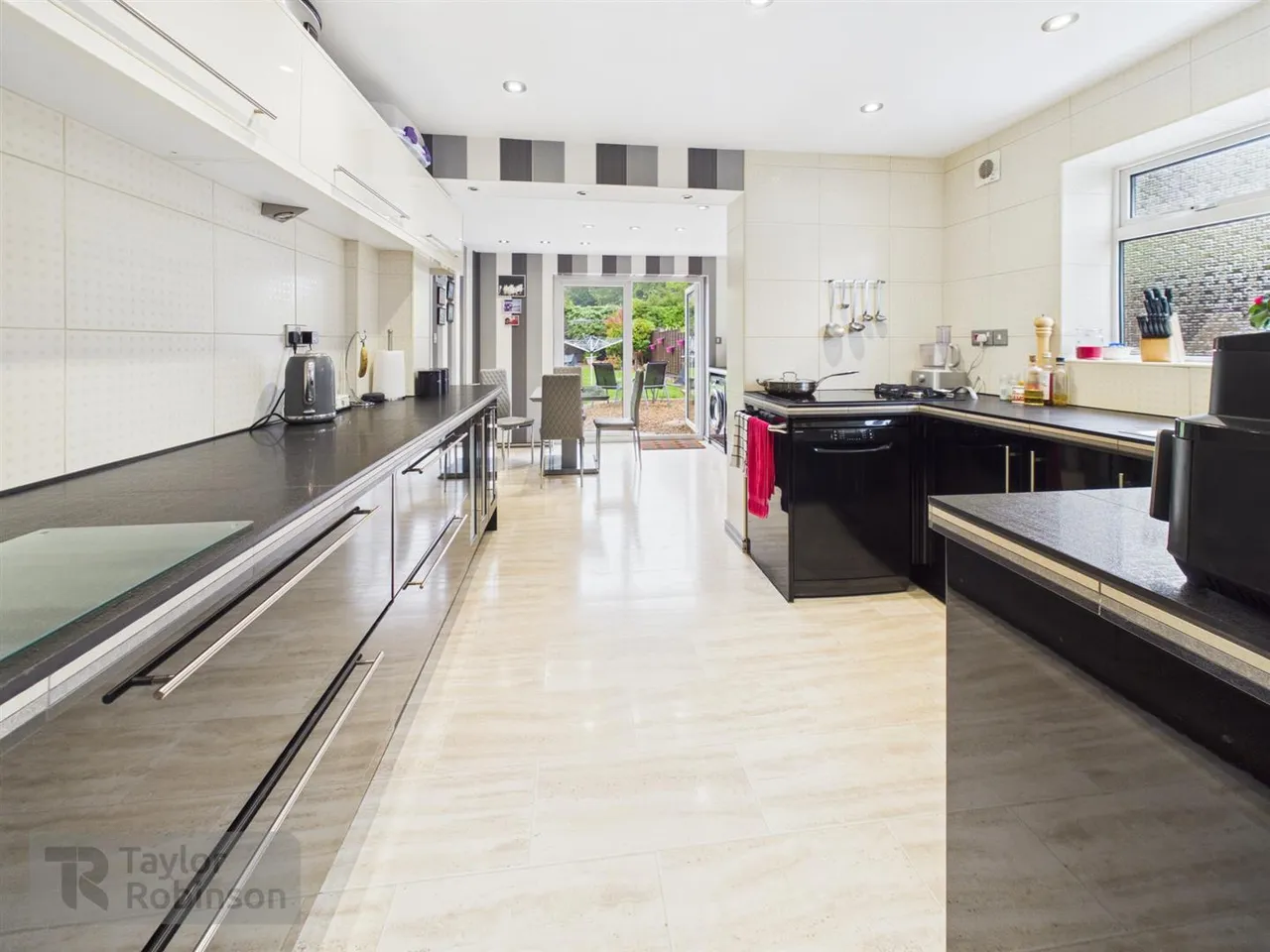 Grattons Drive, Pound Hill, RH10, photo 11
