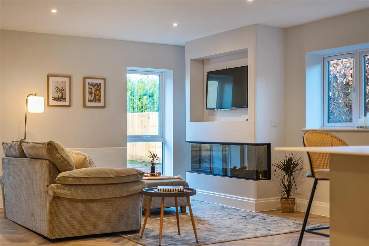 Church Road, Derry Hill, SN11, photo 4