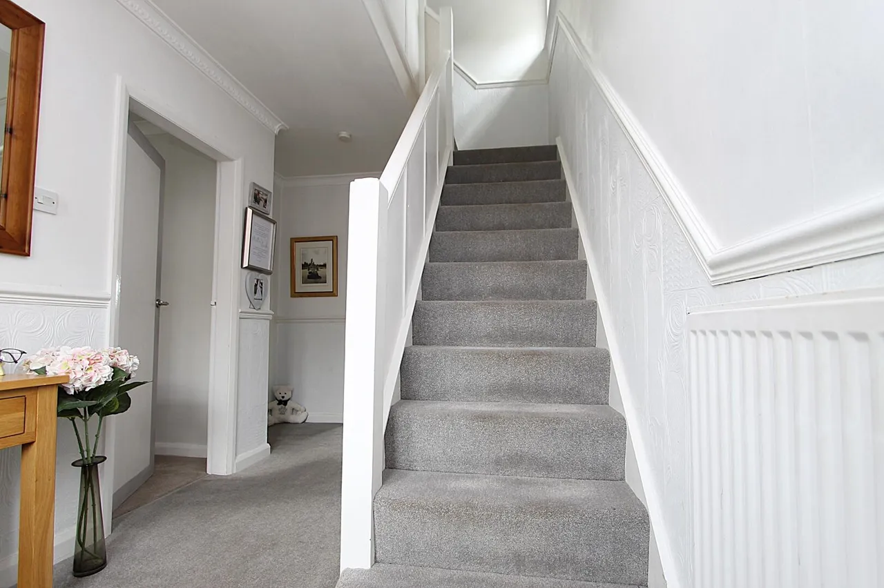 Brinton Crescent, Kidderminster, photo 4