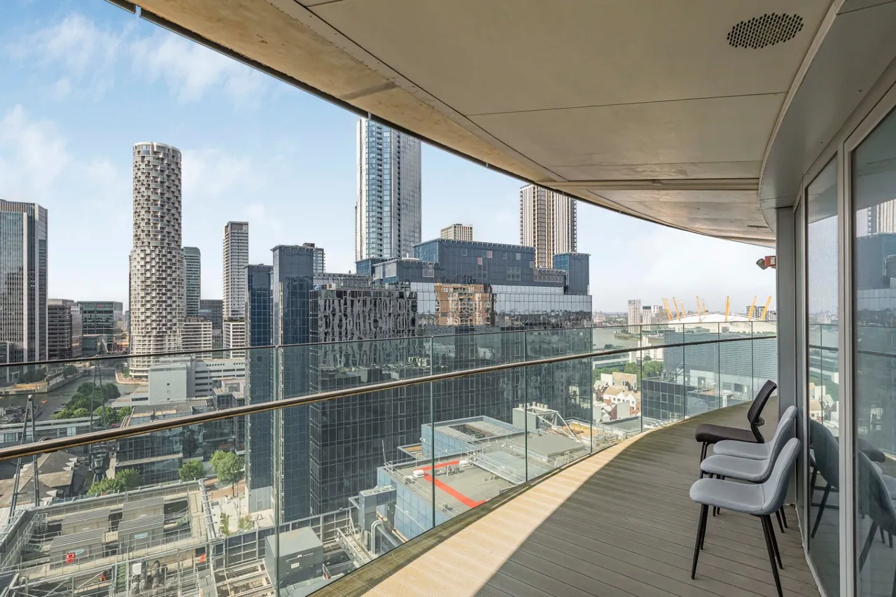 Crossharbour Plaza, London, E14, photo 13