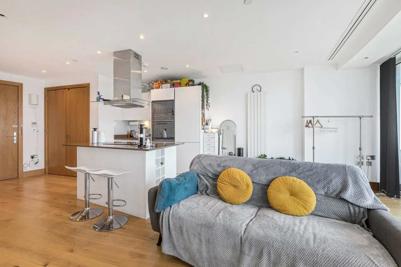 2 bed flat to rent, Crossharbour Plaza, London, E14