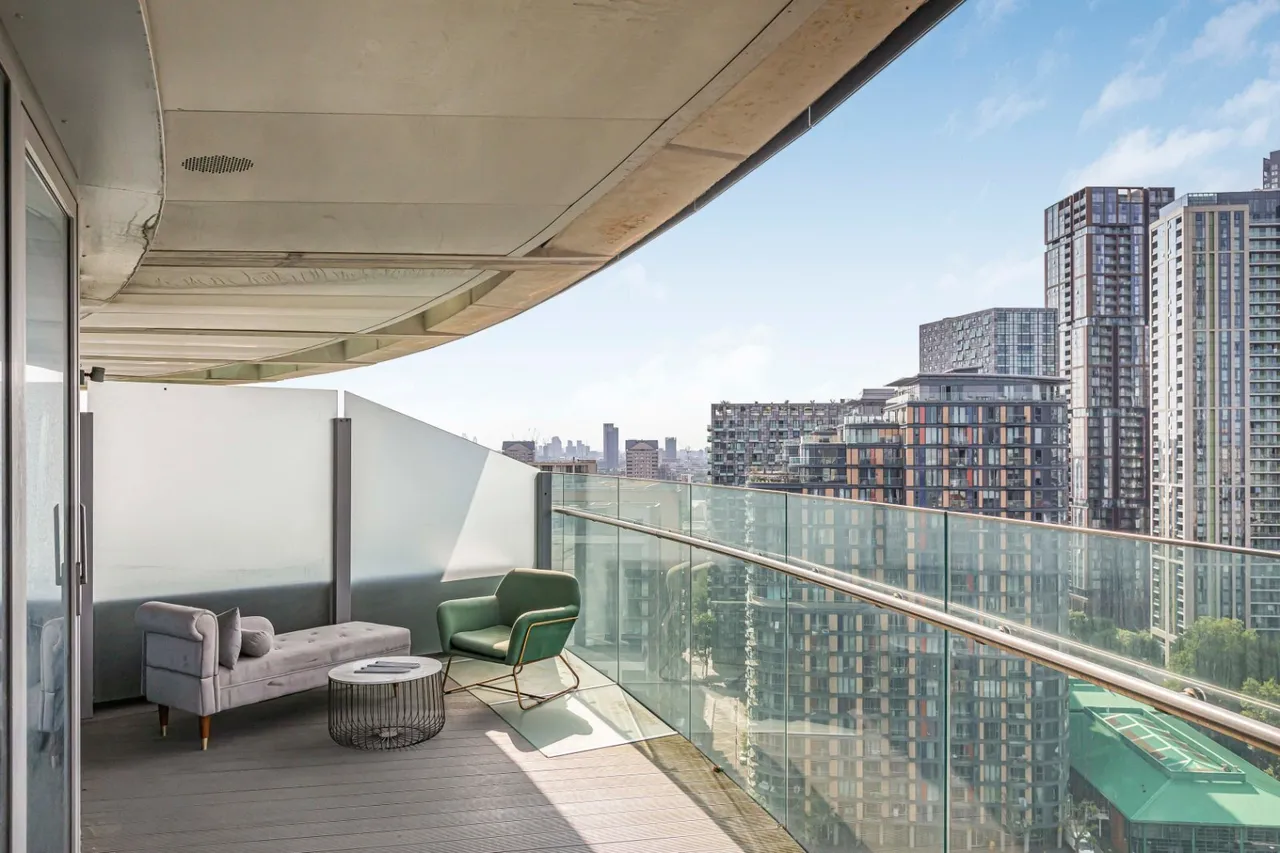 Crossharbour Plaza, London, E14, photo 2