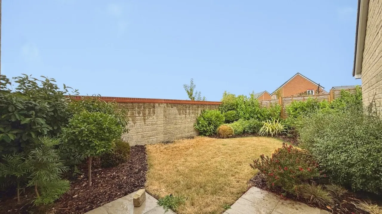 Saturn Close, Warminster, photo 2