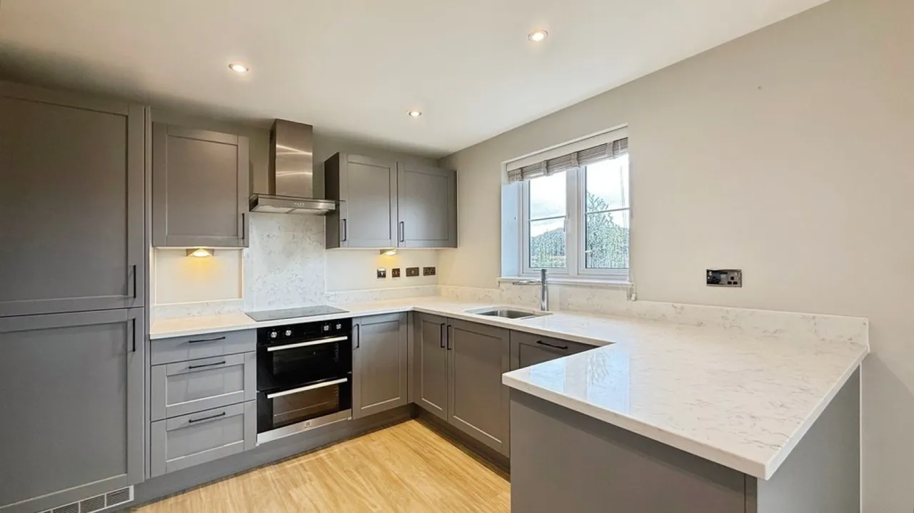 Saturn Close, Warminster, photo 5