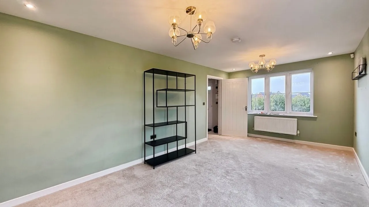 Saturn Close, Warminster, photo 4
