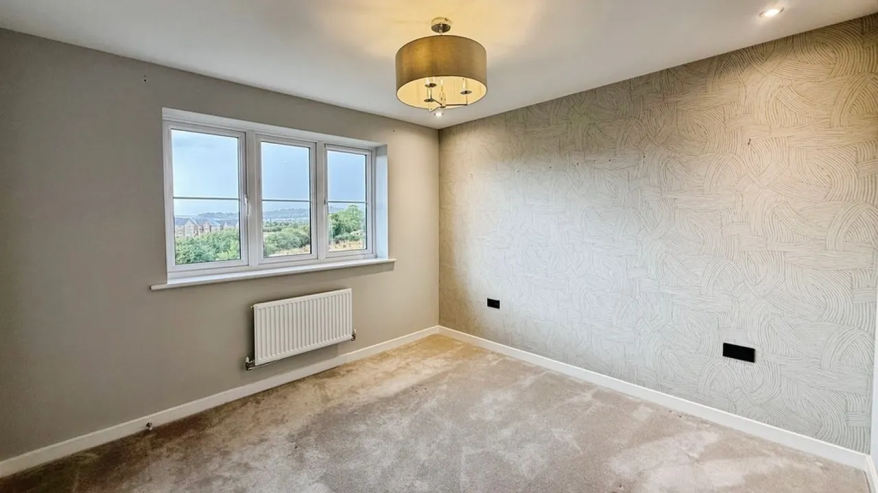 Saturn Close, Warminster, photo 9