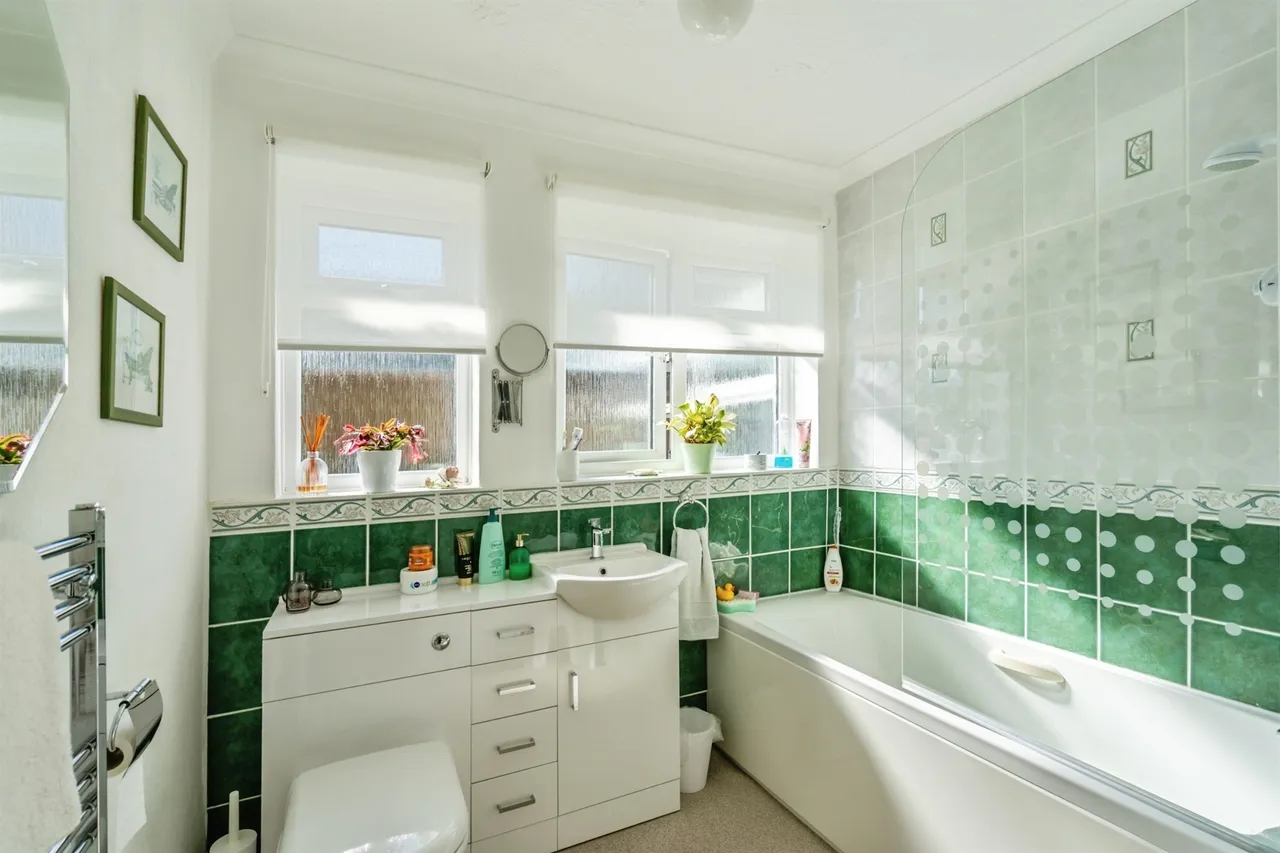 Ivy Close, Westergate, PO20, photo 8