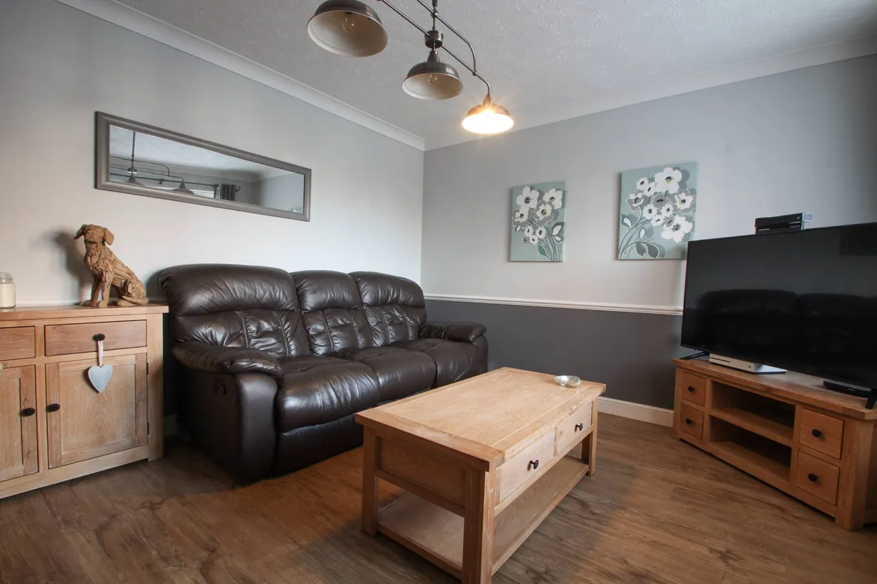 Sutherland Close, Greenhithe, photo 2