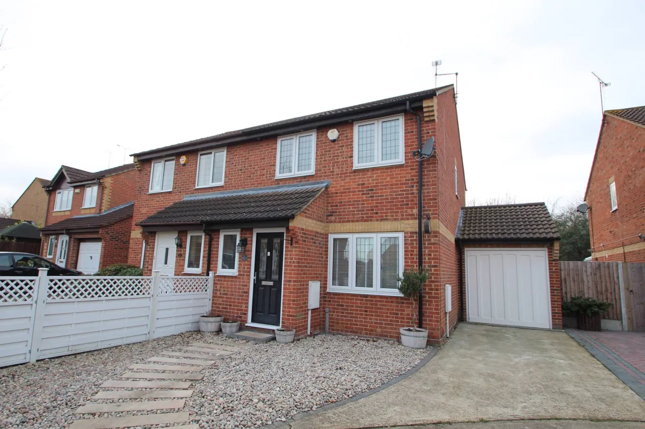 3 bed house for sale — Sutherland Close, Greenhithe